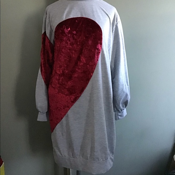 ⛄️ 💖Host Pick💖 Unique sweatshirt dress with velour heart - Picture 1 of 13